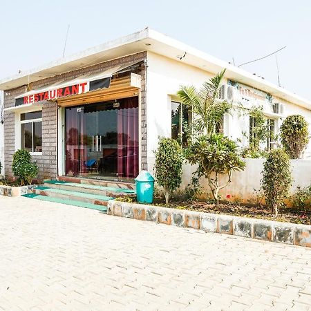 Oyo 23367 Farmsgreen Resort And Restaurant Orchha Exterior photo