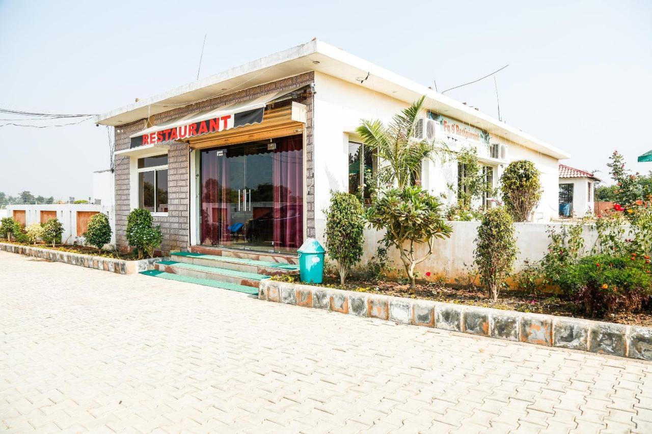Oyo 23367 Farmsgreen Resort And Restaurant Orchha Exterior photo